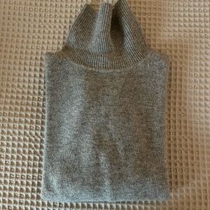 Uniqlo Grey Wool Turtleneck Sweater – Size S